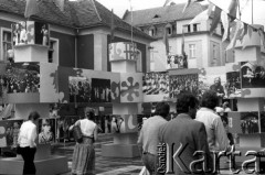 Czerwiec 1980, Zielona Góra, Polska.
Wystawa zdjęć na placu Bohaterów Stalingradu podczas XVI Festiwalu Piosenki Radzieckiej.
Fot. Romuald Broniarek, zbiory Ośrodka KARTA