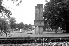 Czerwiec 1980, Zielona Góra, Polska.
Pomnik Bohaterów II Wojny Światowej. Zdjecie zrobione w czasie XVI Festiwal Piosenki Radzieckiej.
Fot. Romuald Broniarek, zbiory Ośrodka KARTA