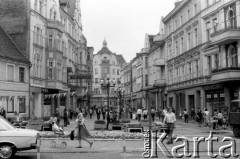 Czerwiec 1980, Zielona Góra, Polska.
Deptak u zbiegu ulicy Kupieckiej, Żeromskiego i al. Niepodległości. Zdjęcie zrobione w czasie XVI Festiwal Piosenki Radzieckiej.
Fot. Romuald Broniarek, zbiory Ośrodka KARTA