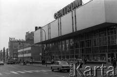 Czerwiec 1980, Zielona Góra, Polska.
Dom towarowy Centrum przy jednej z ulic. Zdjęcie zrobione w czasie XVI Festiwal Piosenki Radzieckiej.
Fot. Romuald Broniarek, zbiory Ośrodka KARTA