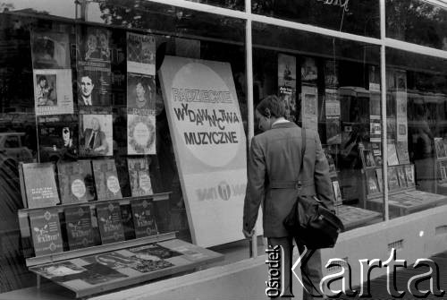 Czerwiec 1980, Zielona Góra, Polska.
Witryna sklepowa w Zielonej Górze. Zdjęcie zrobione w czasie  XVI Festiwalu Piosenki Radzieckiej w Zielonej Górze.
Fot. Romuald Broniarek, zbiory Ośrodka KARTA