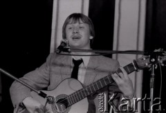 1981, Inowrocław, Polska.
Występ podczas eliminacji do XVII Festiwalu Piosenki Radzieckiej w Zielonej Górze.
Fot. Romuald Broniarek, zbiory Ośrodka KARTA