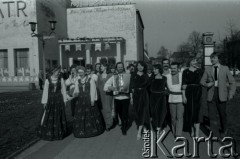 1981, Inowrocław, Polska.
Eliminacje do XVII Festiwalu Piosenki Radzieckiej w Zielonej Górze. W głębi widoczny Teatr Miejski przy placu Klasztornym 2.
Fot. Romuald Broniarek, zbiory Ośrodka KARTA