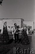 1981, Inowrocław, Polska.
Uczestnicy eliminacji do XVII Festiwalu Piosenki Radzieckiej w Zielonej Górze. W głębi widoczny Teatr Miejski przy placu Klasztornym 2.
Fot. Romuald Broniarek, zbiory Ośrodka KARTA