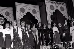 1981, Inowrocław, Polska.
Występ podczas eliminacji do XVII Festiwalu Piosenki Radzieckiej w Zielonej Górze.
Fot. Romuald Broniarek, zbiory Ośrodka KARTA