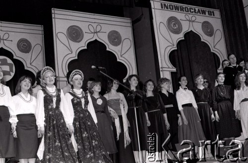 1981, Inowrocław, Polska.
Występ podczas eliminacji do XVII Festiwalu Piosenki Radzieckiej w Zielonej Górze.
Fot. Romuald Broniarek, zbiory Ośrodka KARTA