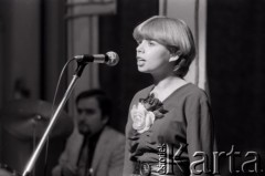 1981, Inowrocław, Polska.
Uczestniczka eliminacji do XVII Festiwalu Piosenki Radzieckiej w Zielonej Górze.
Fot. Romuald Broniarek, zbiory Ośrodka KARTA