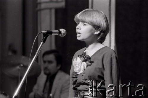 1981, Inowrocław, Polska.
Uczestniczka eliminacji do XVII Festiwalu Piosenki Radzieckiej w Zielonej Górze.
Fot. Romuald Broniarek, zbiory Ośrodka KARTA