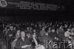 1981, Inowrocław, Polska.
Publiczność oglądająca eliminacje do XVII Festiwalu Piosenki Radzieckiej w Zielonej Górze. 
Fot. Romuald Broniarek, zbiory Ośrodka KARTA