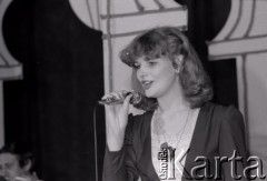 1981, Inowrocław, Polska.
Uczestniczka eliminacji do XVII Festiwalu Piosenki Radzieckiej w Zielonej Górze.
Fot. Romuald Broniarek, zbiory Ośrodka KARTA
