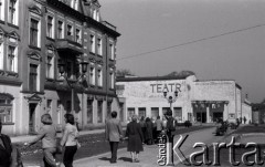 1981, Inowrocław, Polska.
Przechodnie na ulicy, w głębi widoczny Teatr Miejski na placu Klasztornym 2. Zdjęcie wykonane podczas eliminacji do XVII Festiwalu Piosenki Radzieckiej w Zielonej Górze. 
Fot. Romuald Broniarek, zbiory Ośrodka KARTA