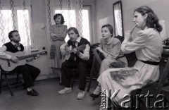 1981, Radom, Polska.
Eliminacje do XVII Festiwalu Piosenki Radzieckiej w Zielonej Górze. Uczestnicy podczas próby.
Fot. Romuald Broniarek, zbiory Ośrodka KARTA