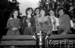 Czerwiec 1981, Zielona Góra, Polska.
Grupa laureatów XVII Festiwalu Piosenki Radzieckiej z nagrodą - samowarem.
Fot. Romuald Broniarek, zbiory Ośrodka KARTA