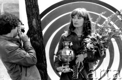 Czerwiec 1981, Zielona Góra, Polska.
Laureatka XVII Festiwalu Piosenki Radzieckiej z nagrodą - samowarem.
Fot. Romuald Broniarek, zbiory Ośrodka KARTA