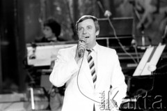 Czerwiec 1981, Zielona Góra, Polska. 
Andrzej Szajewski w czasie występu podczas XVII Festiwalu Piosenki Radzieckiej.
Fot. Romuald Broniarek, zbiory Ośrodka KARTA