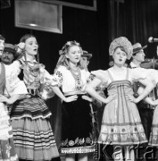 Kwiecień 1982, Radom, Polska.
Występ Zespołu Tańca Ludowego Uniwersytetu Marii Curie-Skłodowskiej podczas eliminacji do XVIII Festiwalu Piosenki Radzieckiej.
Fot. Romuald Broniarek, zbiory Ośrodka KARTA