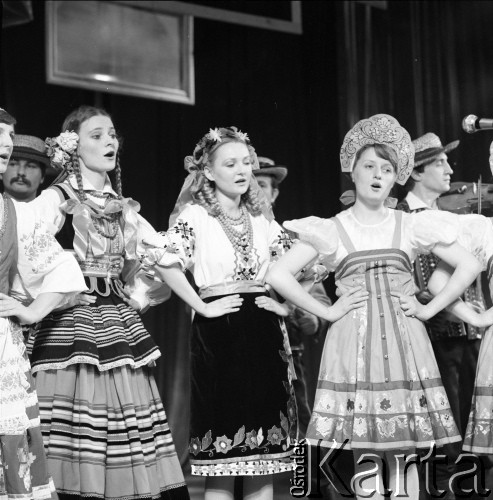 Kwiecień 1982, Radom, Polska.
Występ Zespołu Tańca Ludowego Uniwersytetu Marii Curie-Skłodowskiej podczas eliminacji do XVIII Festiwalu Piosenki Radzieckiej.
Fot. Romuald Broniarek, zbiory Ośrodka KARTA