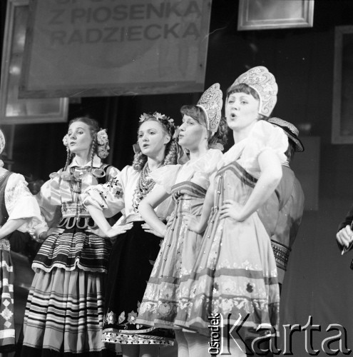 Kwiecień 1982, Radom, Polska.
Występ Zespołu Tańca Ludowego Uniwersytetu Marii Curie-Skłodowskiej podczas eliminacji do XVIII Festiwalu Piosenki Radzieckiej.
Fot. Romuald Broniarek, zbiory Ośrodka KARTA