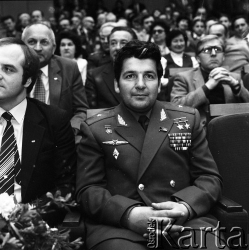 Kwiecień 1982, Radom, Polska.
Kosmonauta radziecki - Piotr Klimuk na widowni podczas elliminacji do XVIII Festiwalu Piosenki Radzieckiej.
Fot. Romuald Broniarek, zbiory Ośrodka KARTA