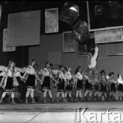 Kwiecień 1982, Radom, Polska.
Występ Zespołu Tańca Ludowego Uniwersytetu Marii Curie-Skłodowskiej podczas eliminacji do XVIII Festiwalu Piosenki Radzieckiej.
Fot. Romuald Broniarek, zbiory Ośrodka KARTA