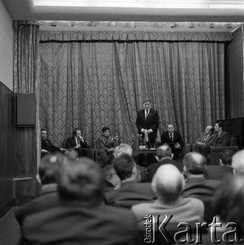 Kwiecień 1982, Radom, Polska.
Spotkanie z kosmonautą radzieckim - Piotrem Klimukiem podczas eliminacji do XVIII Festiwalu Piosenki Radzieckiej.
Fot. Romuald Broniarek, zbiory Ośrodka KARTA