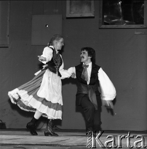 Kwiecień 1982, Radom, Polska.
Występ Zespołu Tańca Ludowego Uniwersytetu Marii Curie-Skłodowskiej podczas eliminacji do XVIII Festiwalu Piosenki Radzieckiej.
Fot. Romuald Broniarek, zbiory Ośrodka KARTA