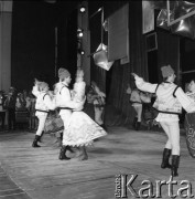 Kwiecień 1982, Radom, Polska.
Występ Zespołu Tańca Ludowego Uniwersytetu Marii Curie-Skłodowskiej podczas eliminacji do XVIII Festiwalu Piosenki Radzieckiej.
Fot. Romuald Broniarek, zbiory Ośrodka KARTA