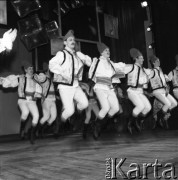 Kwiecień 1982, Radom, Polska.
Występ Zespołu Tańca Ludowego Uniwersytetu Marii Curie-Skłodowskiej podczas eliminacji do XVIII Festiwalu Piosenki Radzieckiej.
Fot. Romuald Broniarek, zbiory Ośrodka KARTA