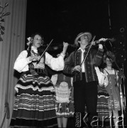 Kwiecień 1982, Radom, Polska.
Występ Zespołu Tańca Ludowego Uniwersytetu Marii Curie-Skłodowskiej podczas eliminacji do XVIII Festiwalu Piosenki Radzieckiej.
Fot. Romuald Broniarek, zbiory Ośrodka KARTA