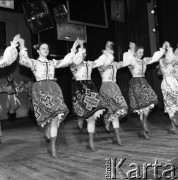 Kwiecień 1982, Radom, Polska.
Występ Zespołu Tańca Ludowego Uniwersytetu Marii Curie-Skłodowskiej podczas eliminacji do XVIII Festiwalu Piosenki Radzieckiej.
Fot. Romuald Broniarek, zbiory Ośrodka KARTA