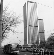 Kwiecień 1982, Warszawa, Polska.
Autobus na ul. Chałubińskiego w Warszawie.  W tle wieżowiec Oxford Tower.
Fot. Romuald Broniarek, zbiory Ośrodka KARTA