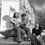 Kwiecień 1982, Radom, Polska.
Uczestniczki eliminacji do XVIII Festiwalu Piosenki Radzieckiej.
Fot. Romuald Broniarek, zbiory Ośrodka KARTA