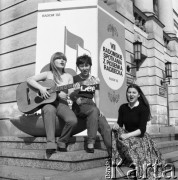 Kwiecień 1982, Radom, Polska.
Uczestniczki eliminacji do XVIII Festiwalu Piosenki Radzieckiej.
Fot. Romuald Broniarek, zbiory Ośrodka KARTA