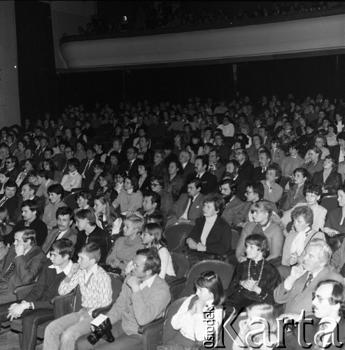 Kwiecień 1982, Radom, Polska.
Publiczność oglądająca eliminacje do XVIII Festiwalu Piosenki Radzieckiej.
Fot. Romuald Broniarek, zbiory Ośrodka KARTA