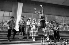 Maj 1982, Tarnów, Polska.
Uczestnicy eliminacji do XVIII Festiwalu Piosenki Radzieckiej.
Fot. Romuald Broniarek, zbiory Ośrodka KARTA