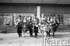 Maj 1982, Tarnów, Polska.
Grupa uczestników eliminacji do XVIII Festiwalu Piosenki Radzieckiej.
Fot. Romuald Broniarek, zbiory Ośrodka KARTA