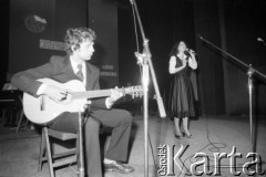 Maj 1982, Tarnów, Polska.
Występ podczas konkursu eliminacyjnego do XVIII Festiwalu Piosenki Radzieckiej.
Fot. Romuald Broniarek, zbiory Ośrodka KARTA