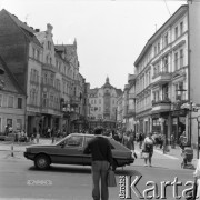 Czerwiec 1982, Zielona Góra, Polska.
Przechodnie i samochód Polonez na jednej z ulic miasta. Zdjęcie wykonano podczas XVIII Festiwalu Piosenki Radzieckiej.
Fot. Romuald Broniarek, zbiory Ośrodka KARTA