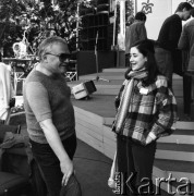 Czerwiec 1982, Zielona Góra, Polska.
Tamara Gwierdcitieli [Tамара Гвердцители] - piosenkarka radziecka w rozmowie z Jerzym Milianem - kierownikiem muzycznym XVIII Festiwalu Piosenki Radzieckiej.
Fot. Romuald Broniarek, zbiory Ośrodka KARTA