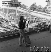 Czerwiec 1982, Zielona Góra, Polska.
Uczestnik XVIII Festiwalu Piosenki Radzieckiej podczas próby.
Fot. Romuald Broniarek, zbiory Ośrodka KARTA