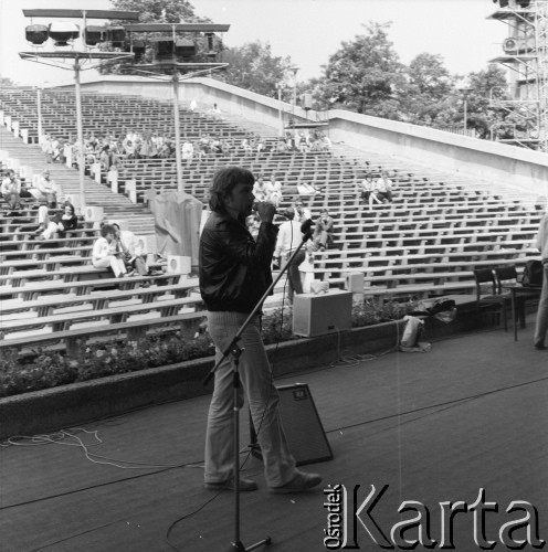 Czerwiec 1982, Zielona Góra, Polska.
Uczestnik XVIII Festiwalu Piosenki Radzieckiej podczas próby.
Fot. Romuald Broniarek, zbiory Ośrodka KARTA