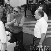 Czerwiec 1982, Zielona Góra, Polska.
Jerzy Milian (w okularach) - kierownik muzyczny XVIII Festiwalu Piosenki Radzieckiej.
Fot. Romuald Broniarek, zbiory Ośrodka KARTA