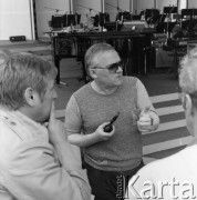 Czerwiec 1982, Zielona Góra, Polska.
Jerzy Milian (w okularach) - kierownik muzyczny XVIII Festiwalu Piosenki Radzieckiej.
Fot. Romuald Broniarek, zbiory Ośrodka KARTA