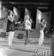Czerwiec 1982, Zielona Góra, Polska.
Występ żeńskiego zespołu wokalnego na XVIII Festiwalu Piosenki Radzieckiej.
Fot. Romuald Broniarek, zbiory Ośrodka KARTA