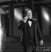 Czerwiec 1982, Zielona Góra, Polska.
Paweł Babakow- piosenkarz radziecki na XVIII Festiwalu Piosenki Radzieckiej.
Fot. Romuald Broniarek, zbiory Ośrodka KARTA