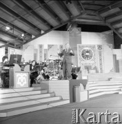 Czerwiec 1982, Zielona Góra, Polska.
Uczestnik XVIII Festiwalu Piosenki Radzieckiej w czasie występu.
Fot. Romuald Broniarek, zbiory Ośrodka KARTA