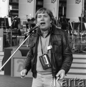 Czerwiec 1982, Zielona Góra, Polska.
Próba występu jednego z uczestników XVIII Festiwalu Piosenki Radzieckiej.
Fot. Romuald Broniarek, zbiory Ośrodka KARTA