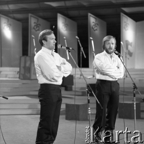 Czerwiec 1982, Zielona Góra, Polska.
Występ męskiego duetu wokalnego podczas XVIII Festiwalu Piosenki Radzieckiej.
Fot. Romuald Broniarek, zbiory Ośrodka KARTA