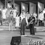 Czerwiec 1982, Zielona Góra, Polska.
Uczestnik XVIII Festiwalu Piosenki Radzieckiej, obok akompaniujący saksofonista. W tle pozostali uczestnicy konkursu.
Fot. Romuald Broniarek, zbiory Ośrodka KARTA