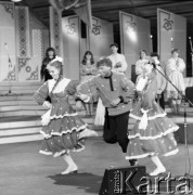 Czerwiec 1982, Zielona Góra, Polska.
XVIII Festiwal Piosenki Radzieckiej. Na scenie tancerze w strojach stylizowanych na ludowe. 
Fot. Romuald Broniarek, zbiory Ośrodka KARTA